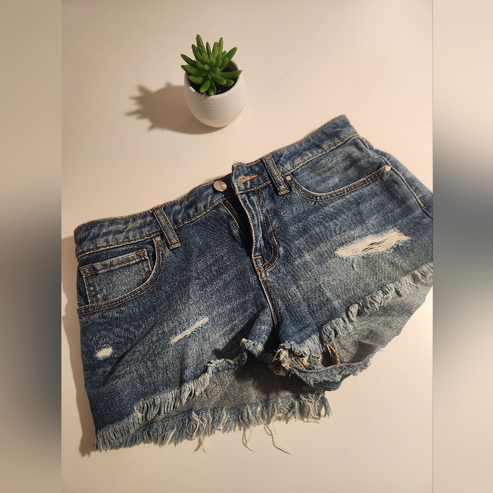 Low-rise denim shorts
